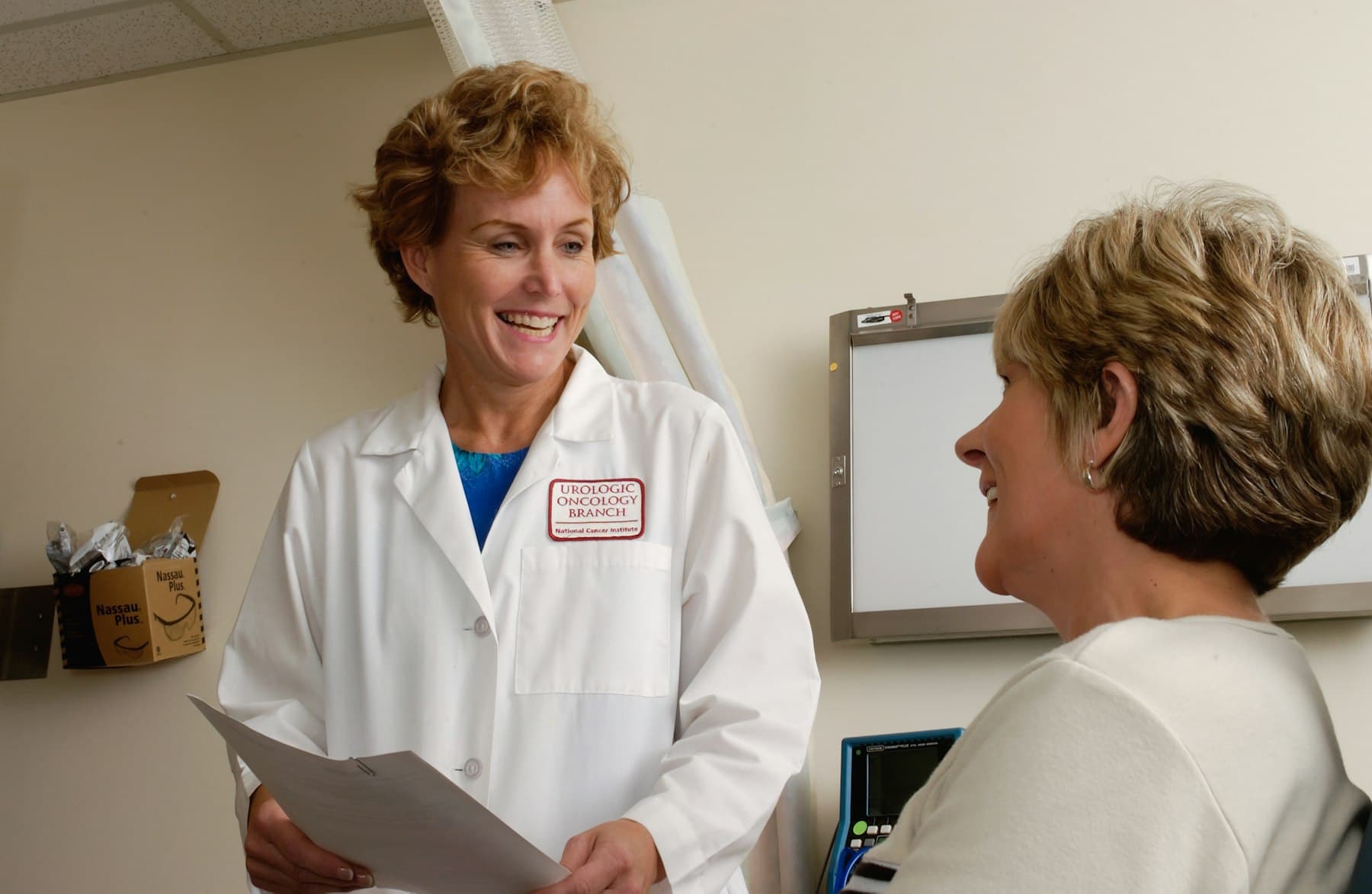Doctora conversando con una paciente en el consultorio